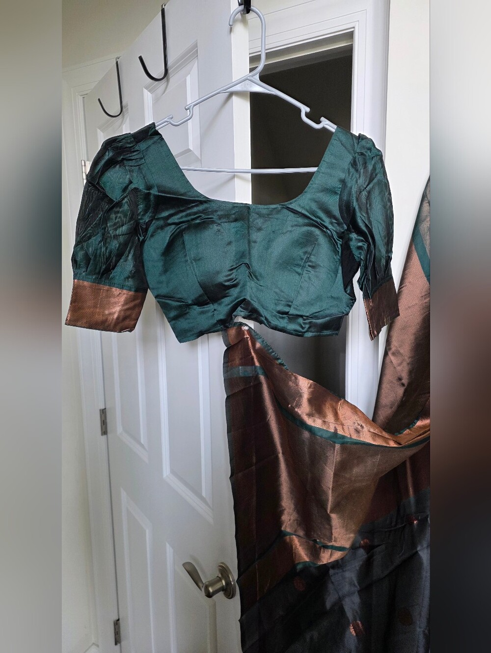 Black / Green Saree with Contrast Heavy Brocade Blouse – Bust 36 - Picture 8 of 12